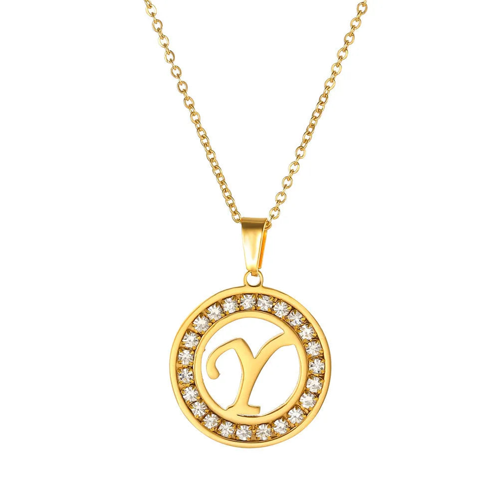 Colar charme feminino personalizado em dourado com pingente decorado com pedras brilhantes