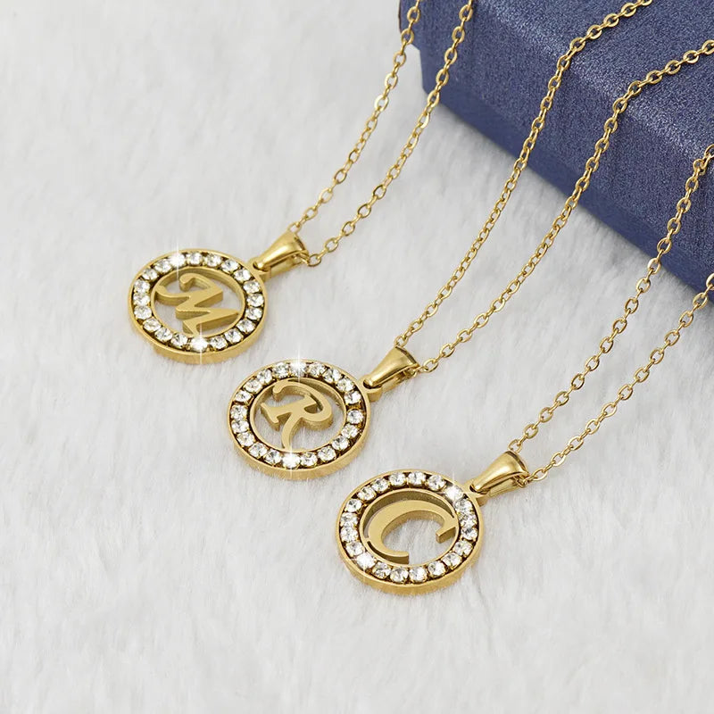 Colar charme feminino personalizado com letras em dourado e detalhes em strass, ideal para presentes especiais