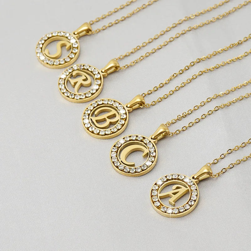 Colar charme feminino personalizado com letras em ouro e detalhes em strass para estilo único