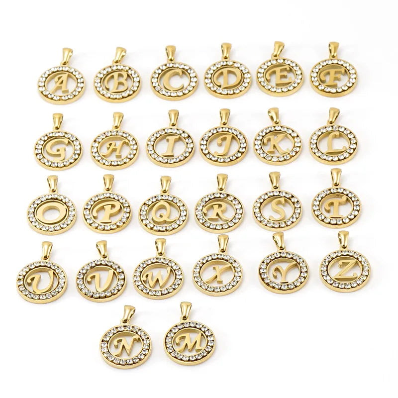 Colar charme feminino personalizado com letras em dourado rodeadas por strass brilhantes