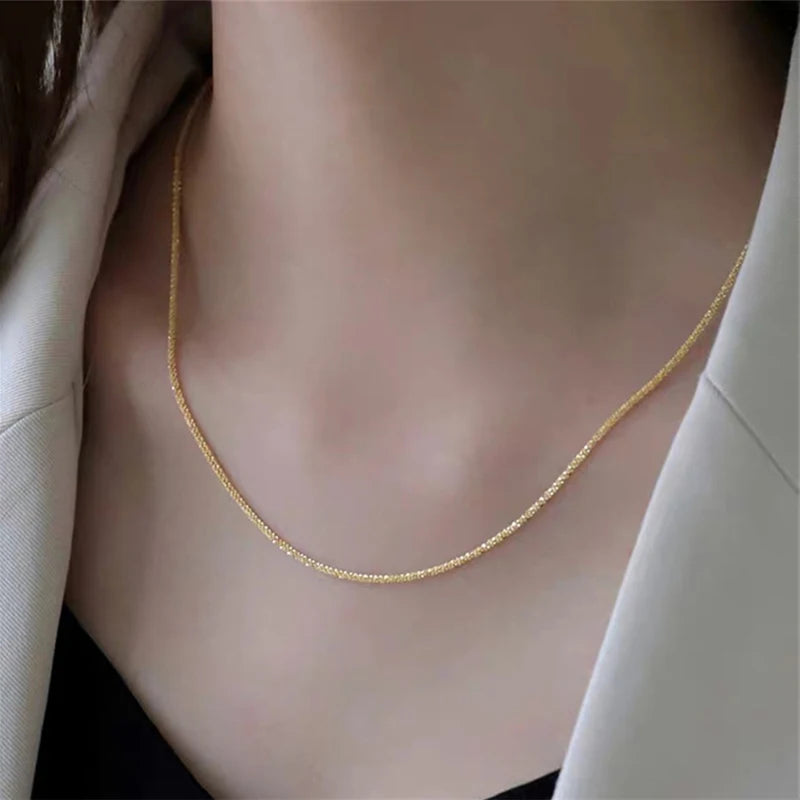 Colar feminino brilhante da LATS, com design elegante em dourado para ocasiões especiais
