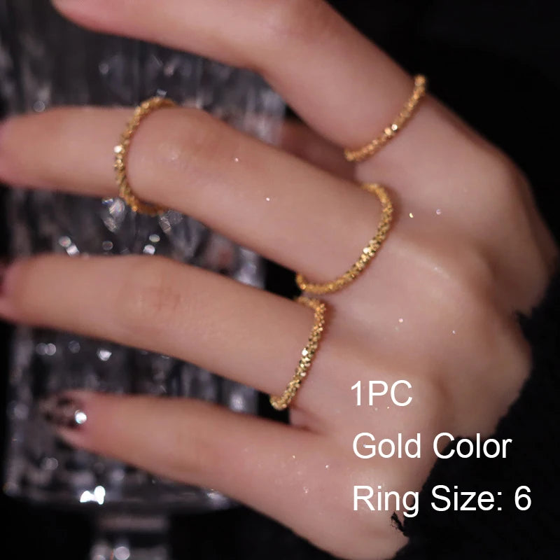 Colar feminino brilhante da marca LATS com detalhes em ouro e design elegante