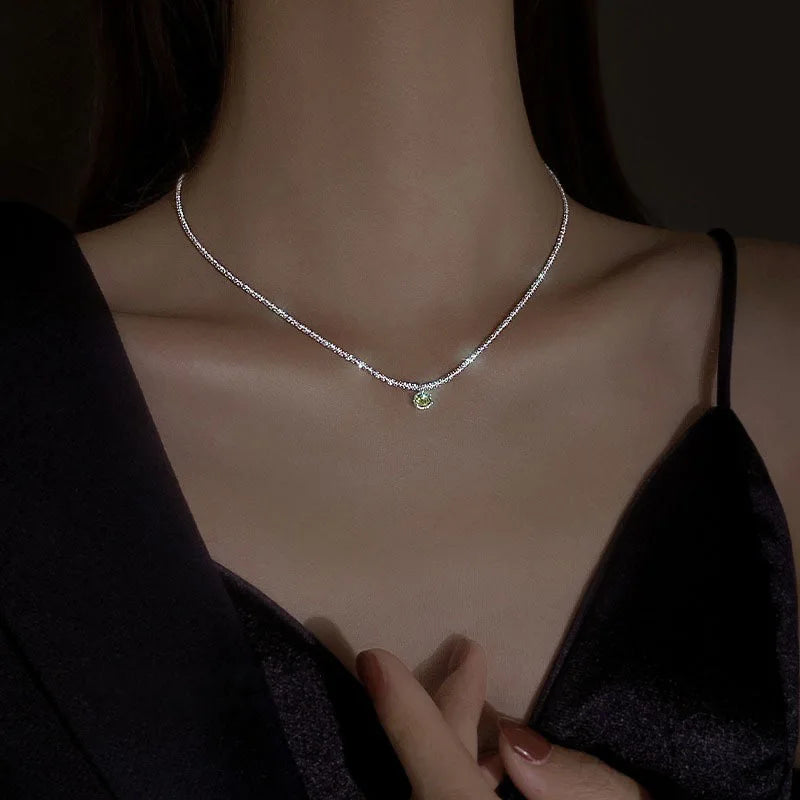 Colar feminino brilhante da LATS com corrente delicada e detalhe em pedra para um visual elegante