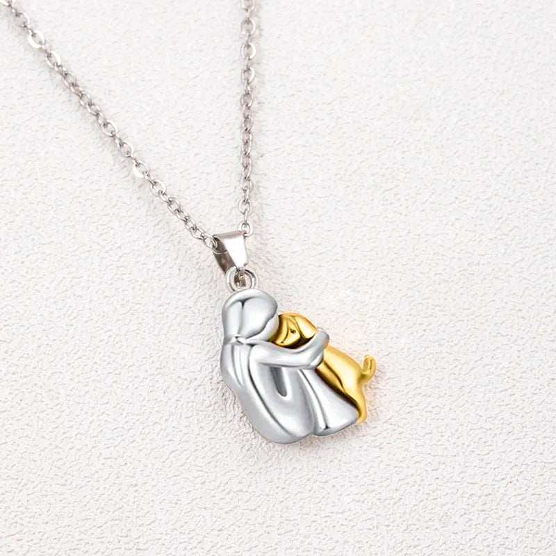 Colar feminino com pingente de cachorro em prata e dourado, representando afeto e amizade.