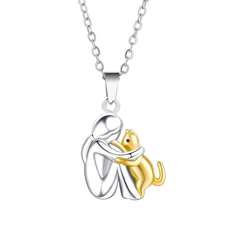 Colar feminino com pingente de cachorro em prata e dourado, representando amor entre pessoas e pets