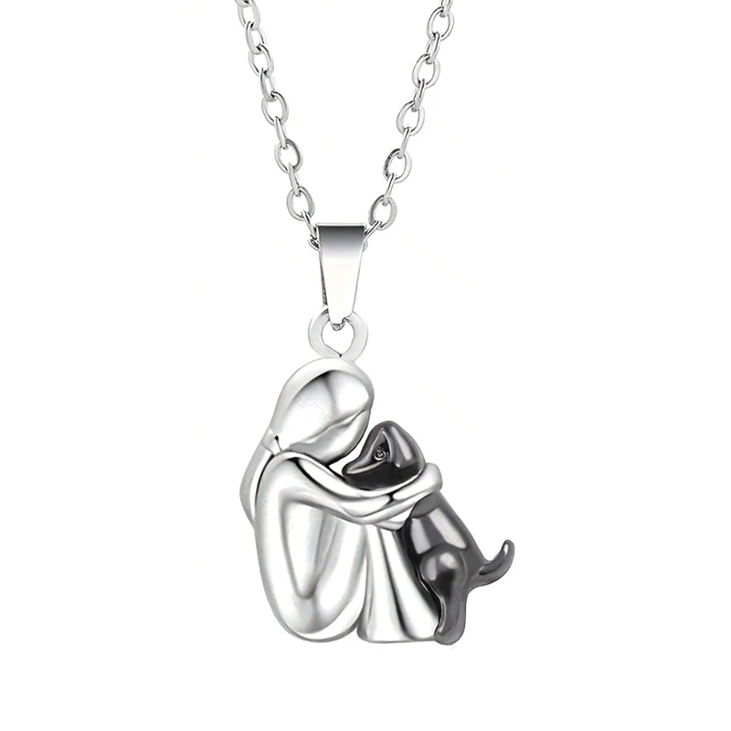 Colar feminino com pingente de cachorro em prata, representando afeto entre mulher e cachorro.