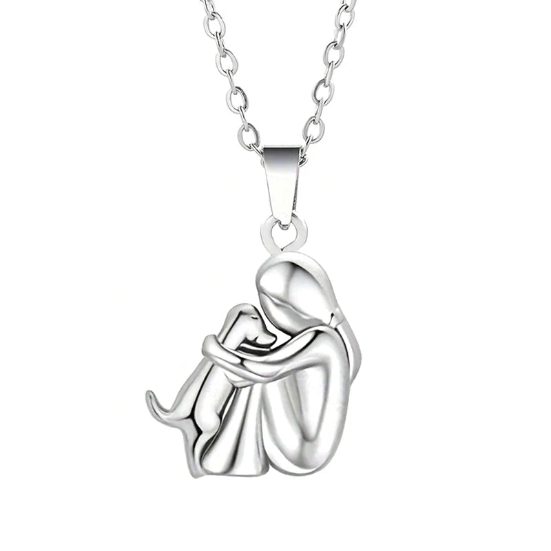 Colar feminino com pingente de cachorro em prata, apresentando uma figura abraçando um cachorro de forma delicada