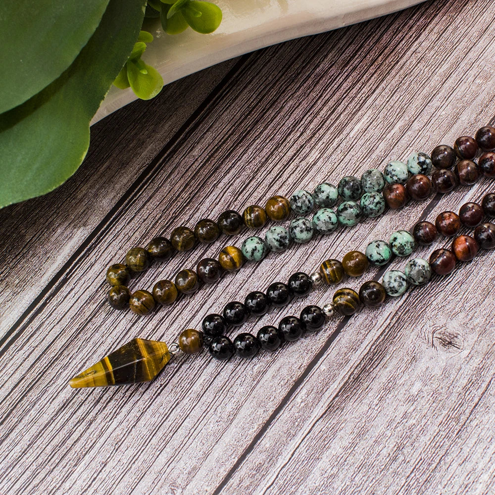 Colar japamala turquesa africana com contas de pedra coloridas e pingente triangular em forma de ponto
