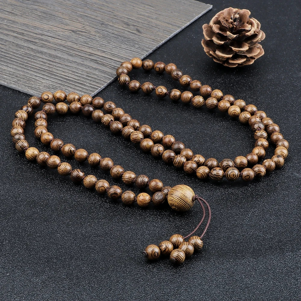 Colar multicolorido pedras naturais feito de contas de madeira para meditação e bem-estar.