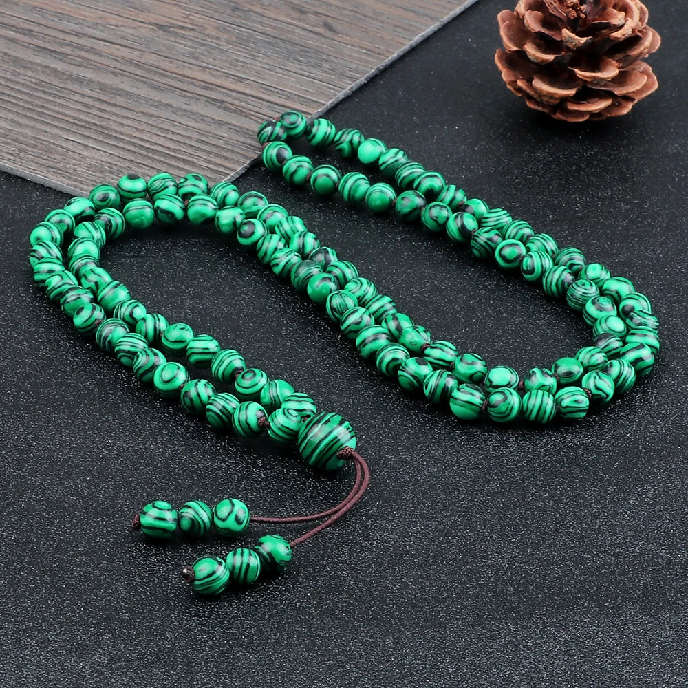 Colar multicolorido pedras naturais com contas verde esmeralda e design exclusivo para meditação