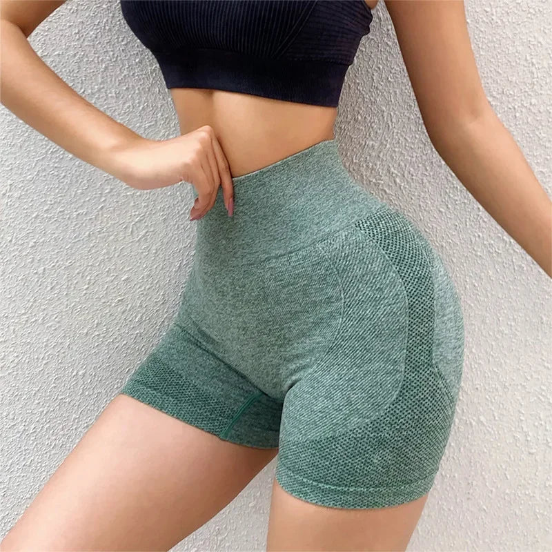 Shorts fitness feminino IOSN em verde, ideal para praticar ioga com o conjunto de ioga absorvente