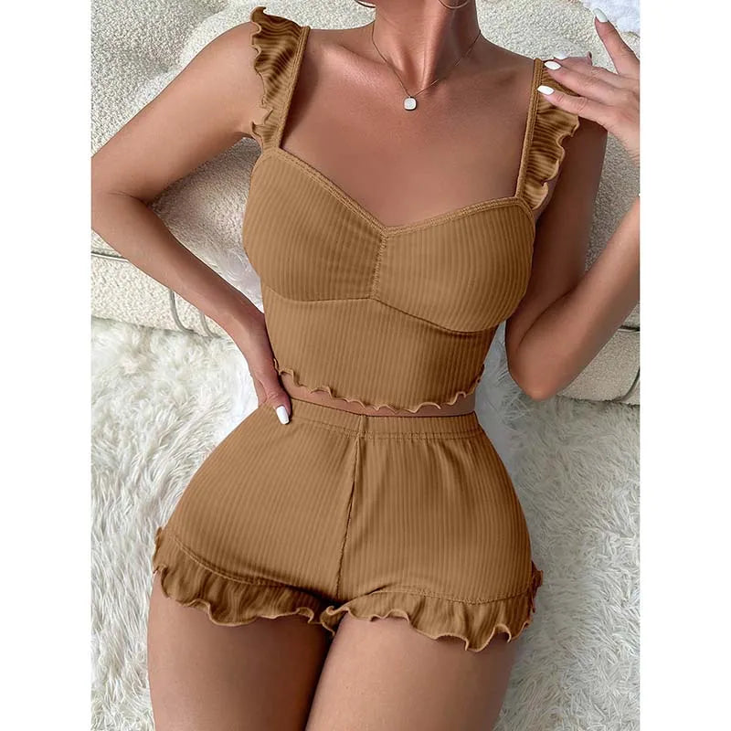 Conjunto de pijama feminino em tom marrom com detalhes em babados e alças ajustáveis