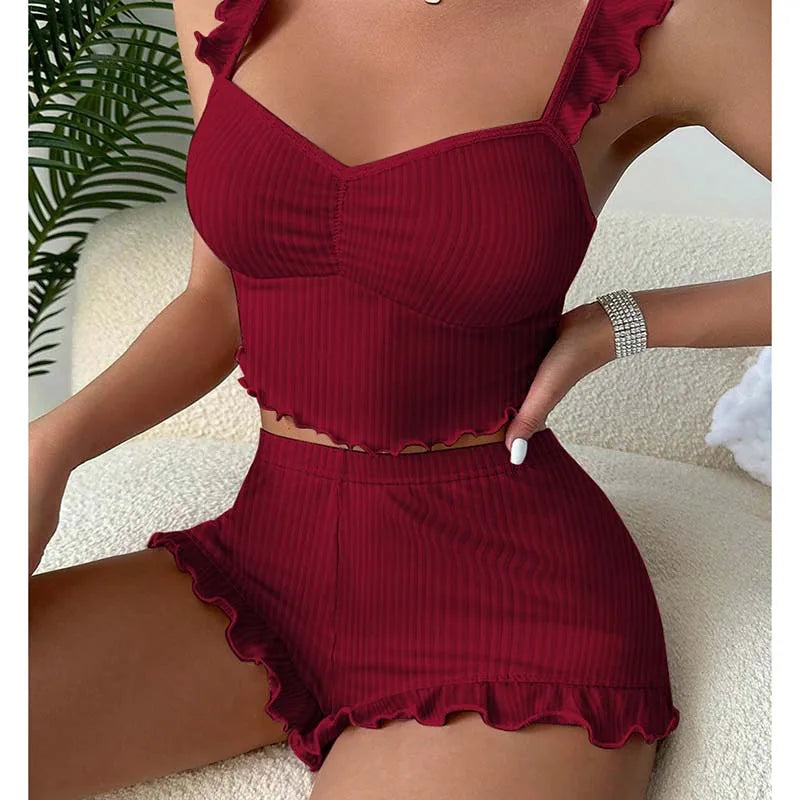 Conjunto de pijama feminino em vermelho com detalhes em babados e alças finas, ideal para momentos de descanso