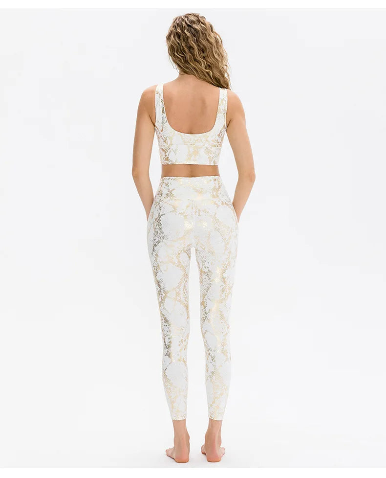 Conjunto feminino banhado a ouro com estampa elegante, ideal para treinos e conforto diário