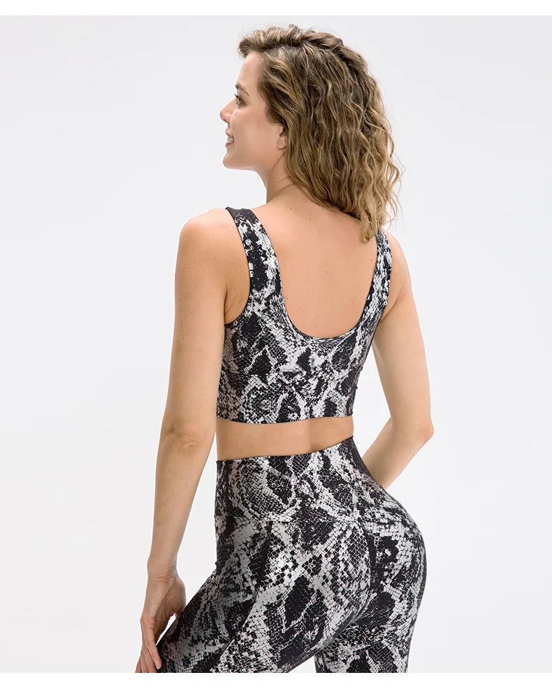 Conjunto feminino banhado a ouro com estampa de serpente, ideal para treino e atividades físicas