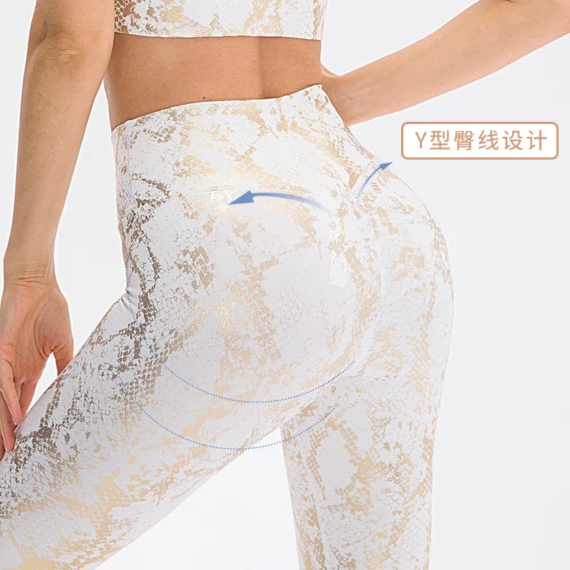 Conjunto feminino banhado a ouro com estampa de cobra e design modular para conforto durante treinos