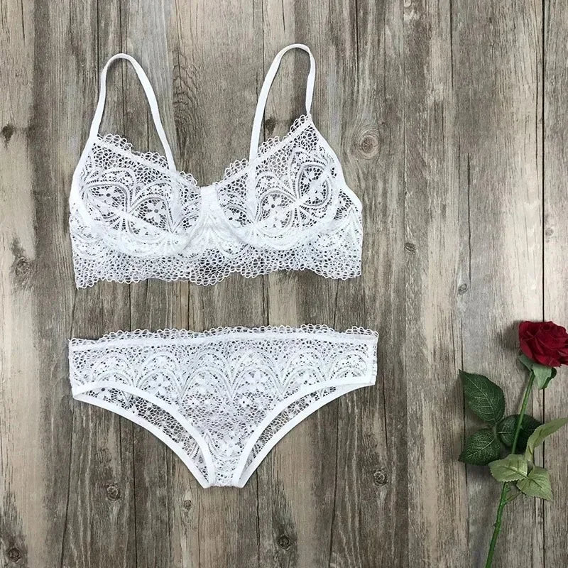 Conjunto lingerie decote profundo em renda branca com sutiã e calcinha combinando