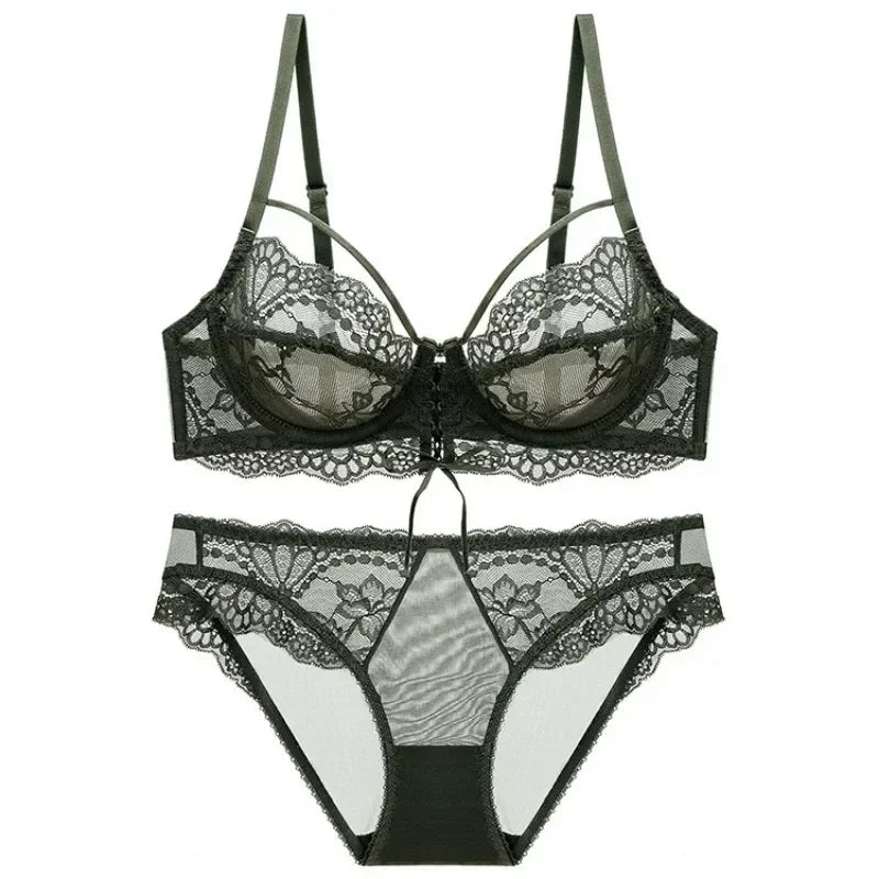 Conjunto lingerie decote profundo em renda verde, sutiã e calcinha com detalhes delicados