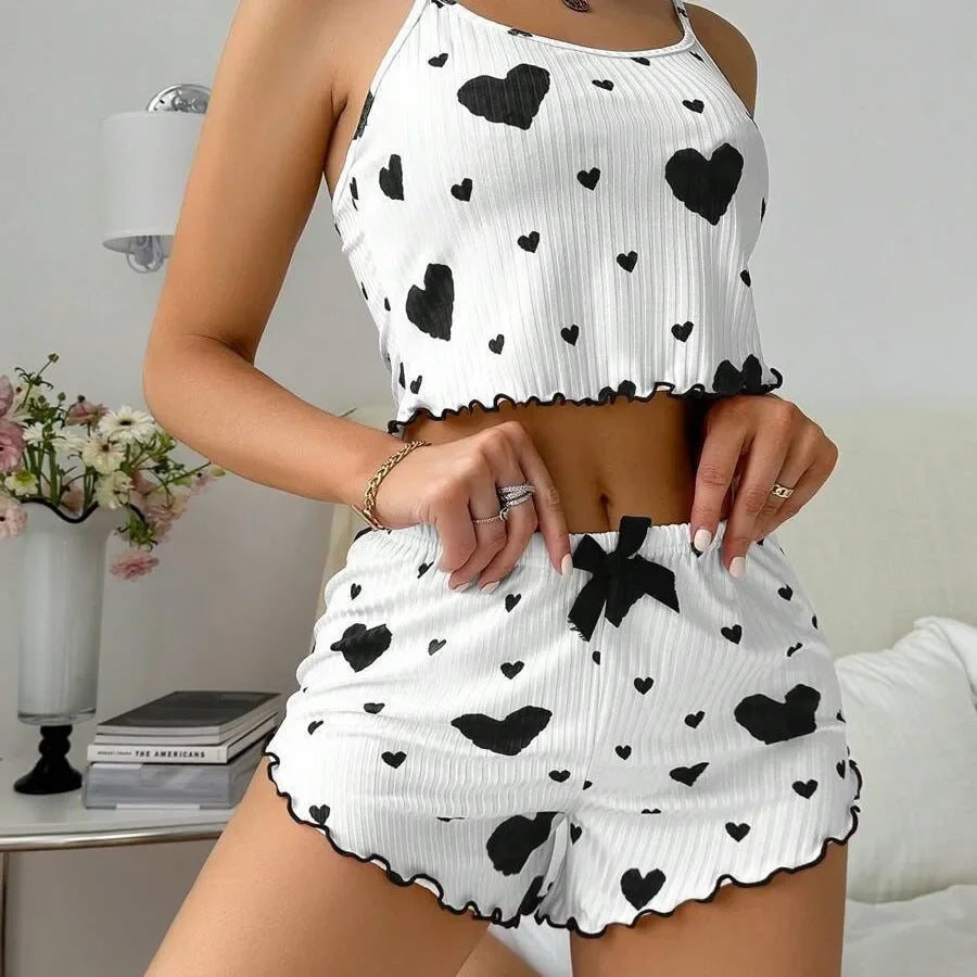 Conjunto loungewear feminino com top e shorts brancos com estampas de corações pretos