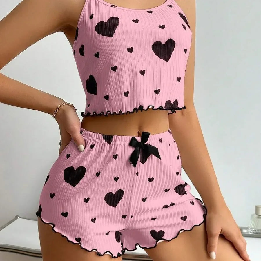 Conjunto loungewear feminino rosa com estampa de corações pretos, ideal para conforto em casa