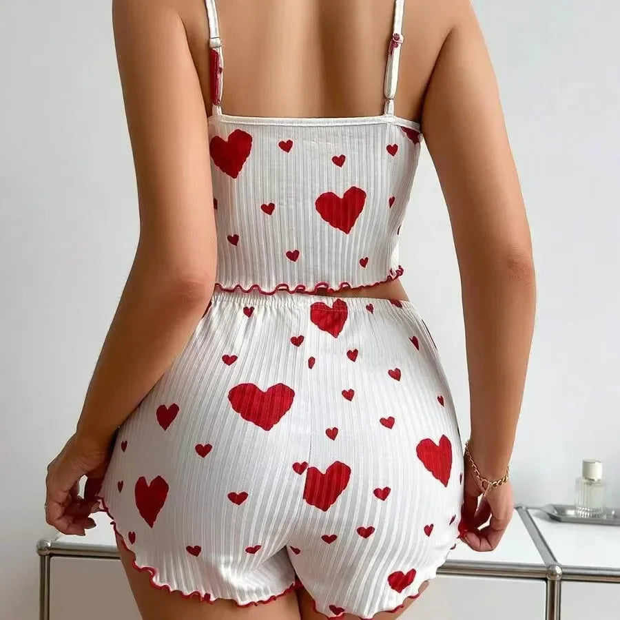 Conjunto loungewear feminino com estampa de corações vermelhos em tecido leve e confortável