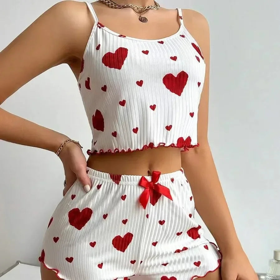 Conjunto loungewear feminino com blusa e short em tecido listrado branco com corações vermelhos