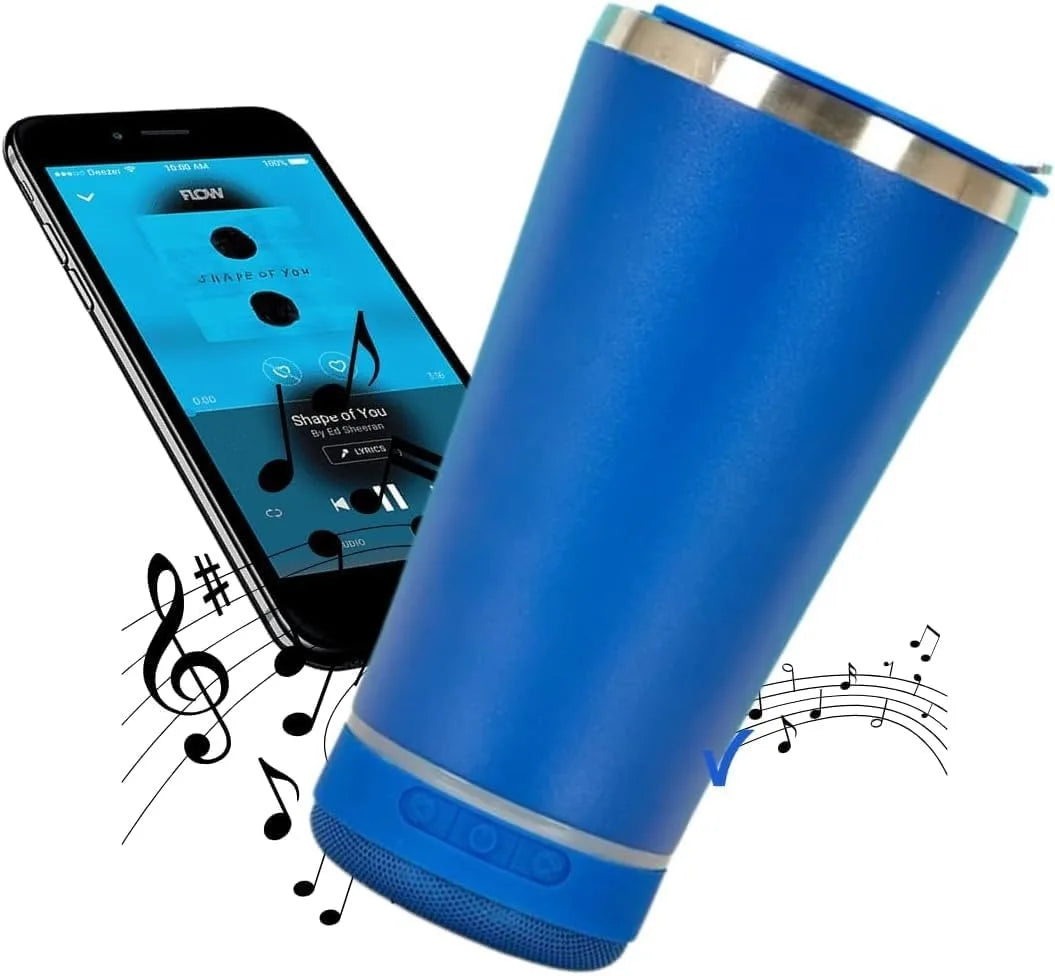 Copo bluetooth 420 ml em azul com caixa de som acoplada e smartphone tocando música ao fundo