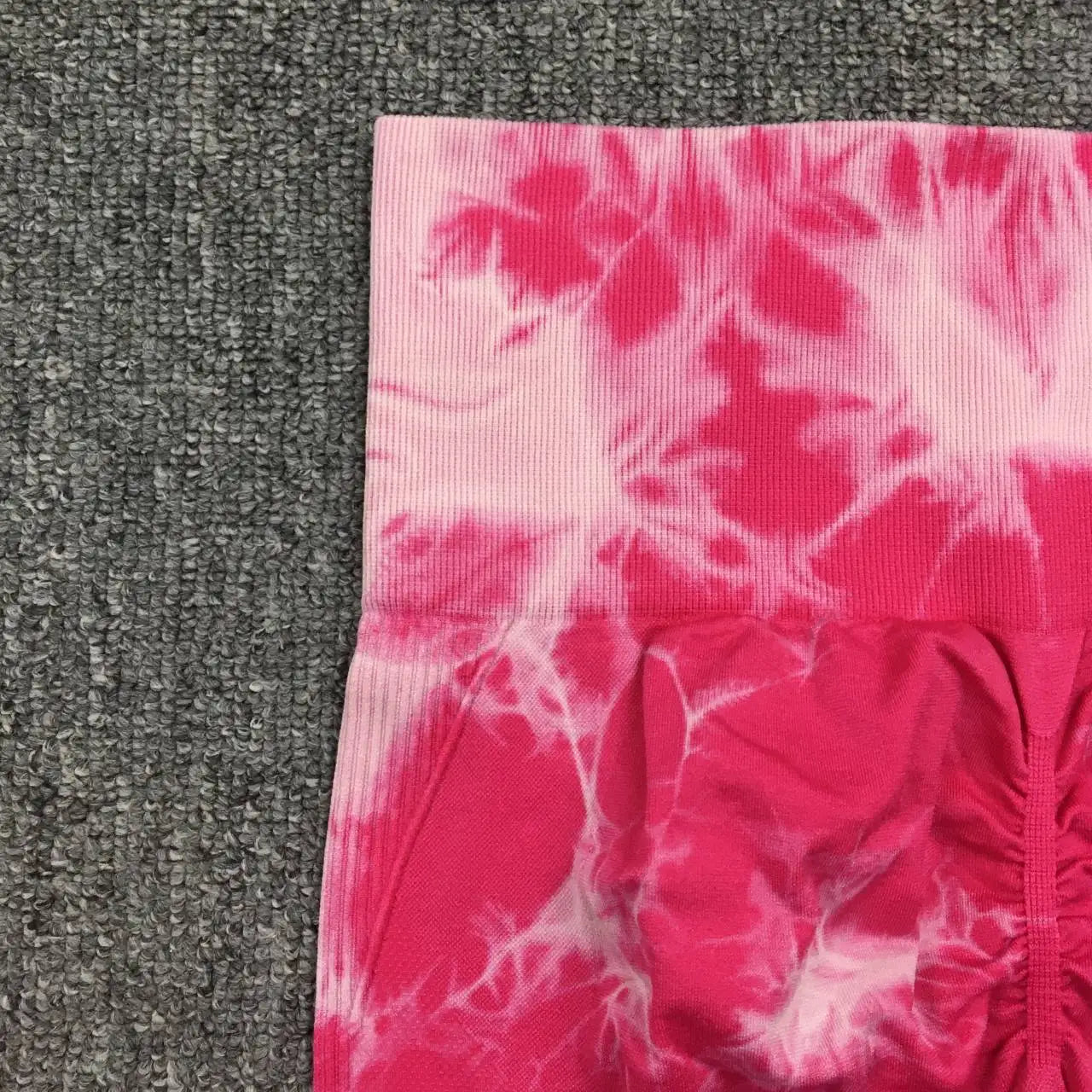 Leggings femininas tie dye rosas com cintura alta e detalhes franzidos da marca BOTEE SHARK