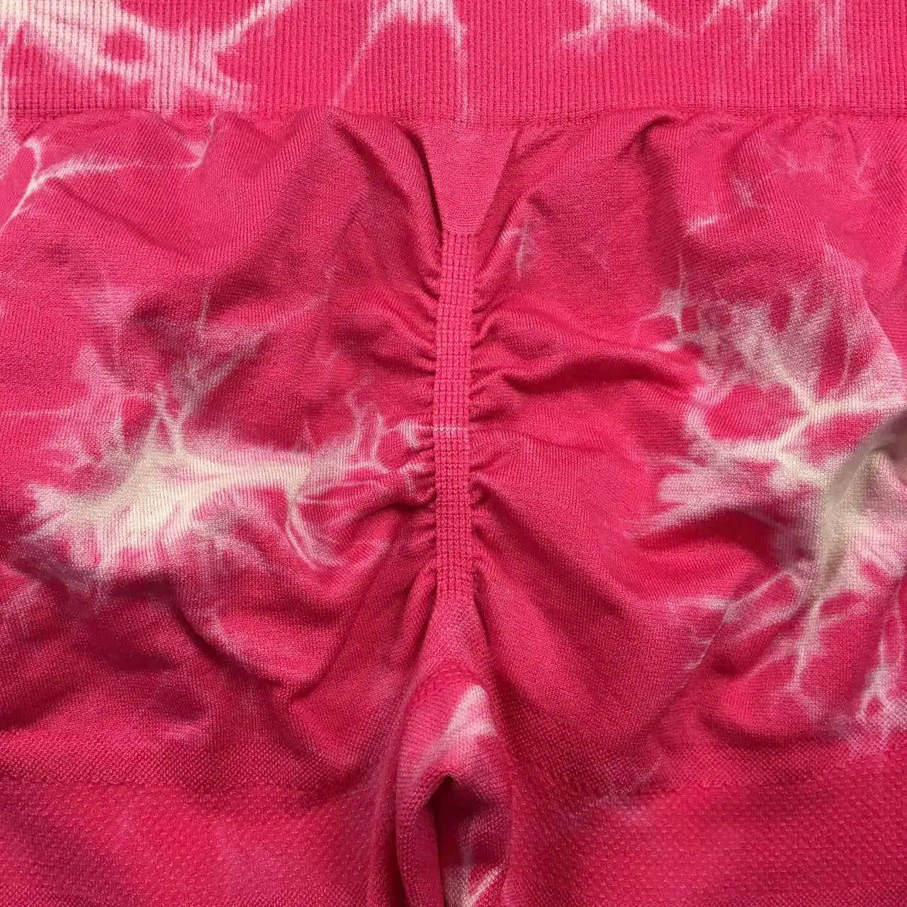 Calça feminina BOTEE SHARK em tie dye rosa, ideal para atividades físicas com estilo e conforto