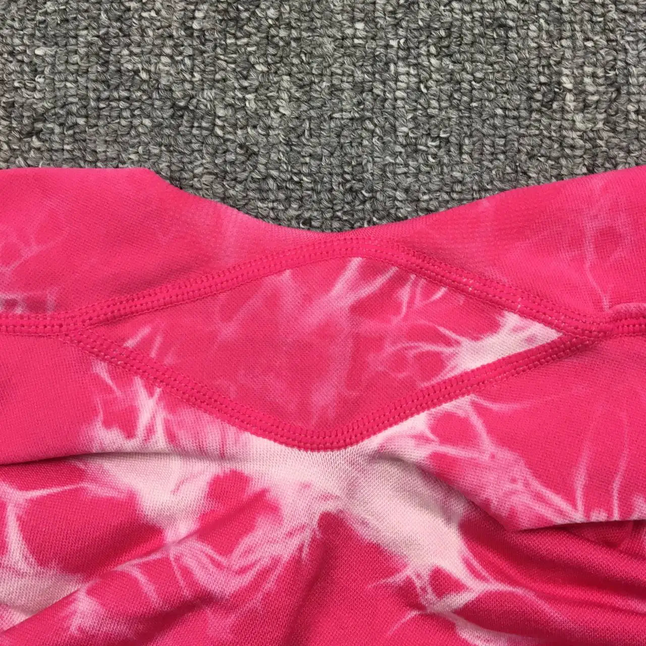 Calça feminina da BOTEE SHARK em estilo tie dye rosa, perfeita para conforto e estilo em treinos, leggings femininas tie dye