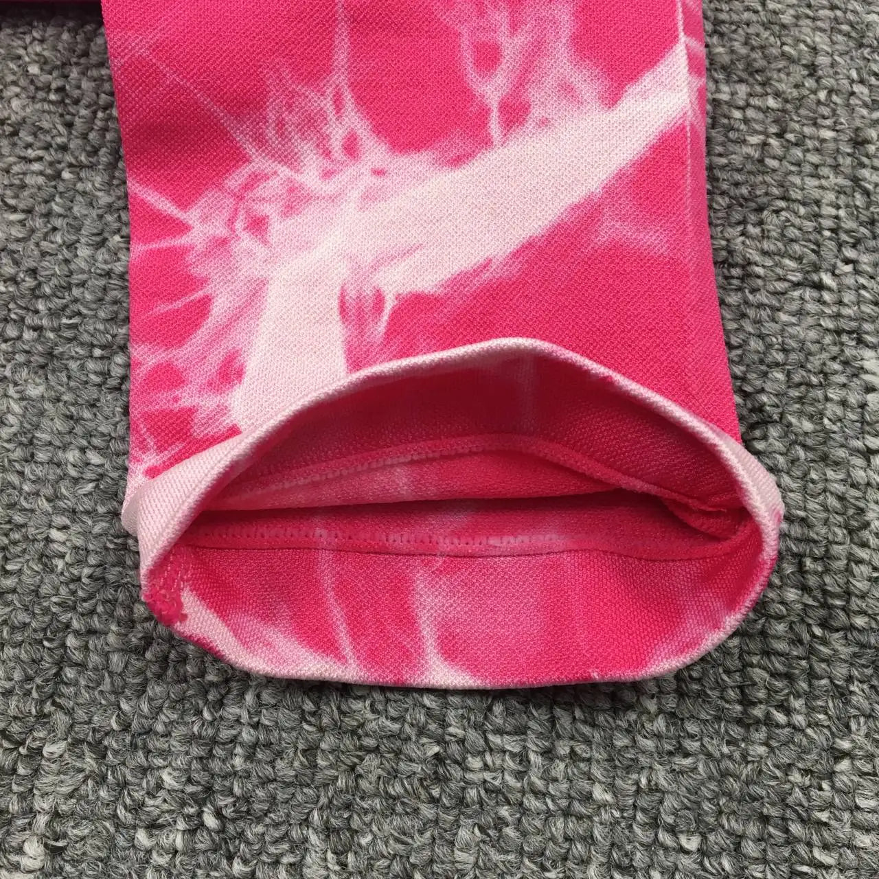 Calça feminina BOTEE SHARK em estilo tie dye, destacando leggings femininas tie dye em cores vibrantes