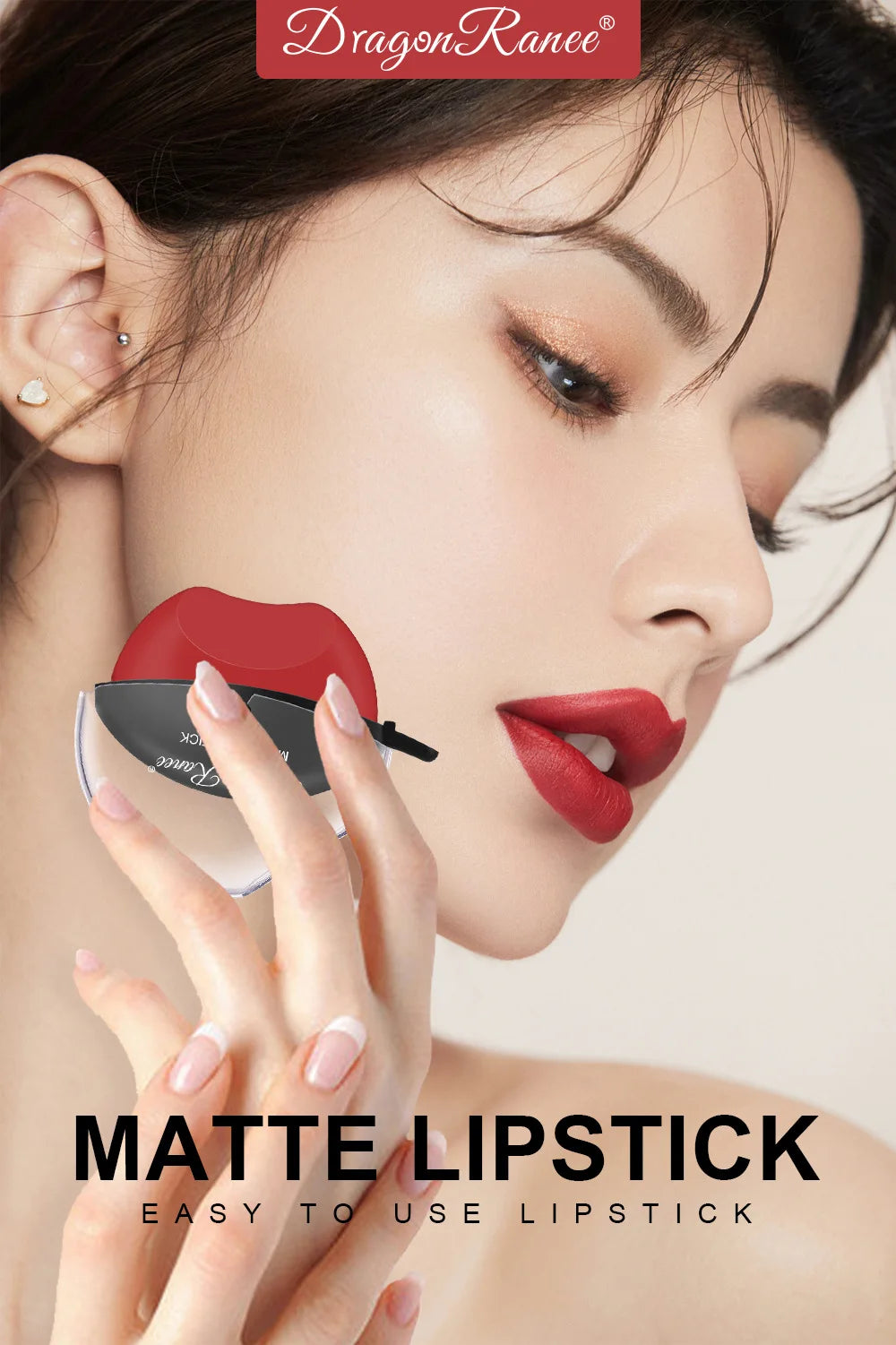 Modelo usando batom Dragon Ranee matte em tom vibrante, destacando lábios perfeitamente definidos
