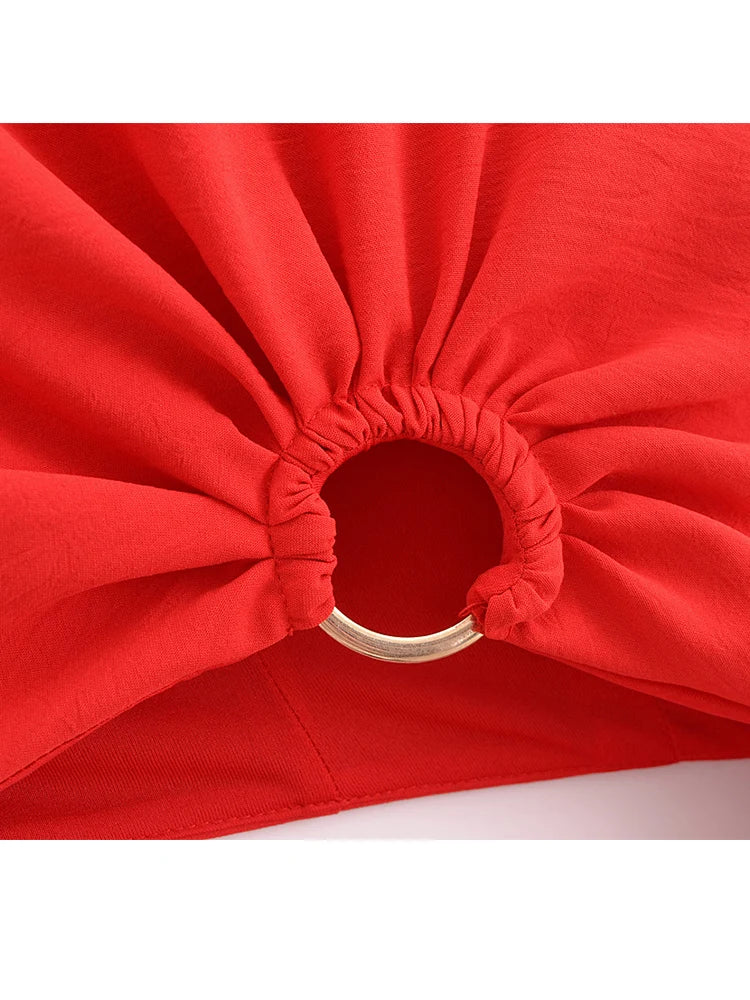 Detalhe do elegante vestido slim fit com acabamento em anel dourado na cintura