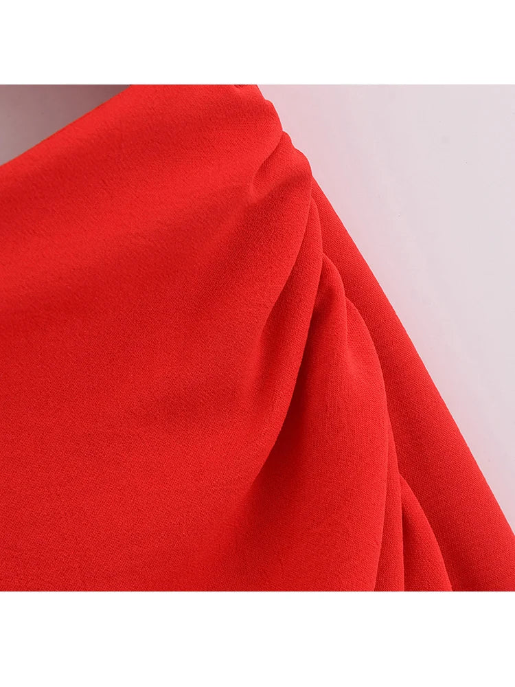 Detalhe do tecido do elegante vestido slim fit PB-ZA em vermelho com caimento suave