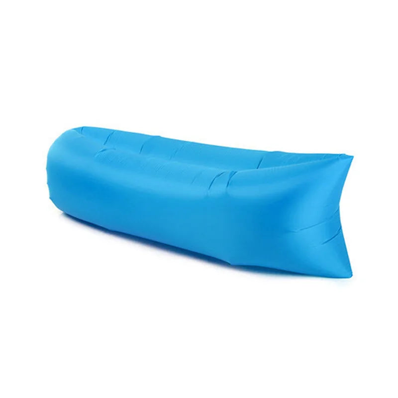 Sofá cama inflável azul ideal para relaxar em campings, um excelente equipamento de acampamento leve