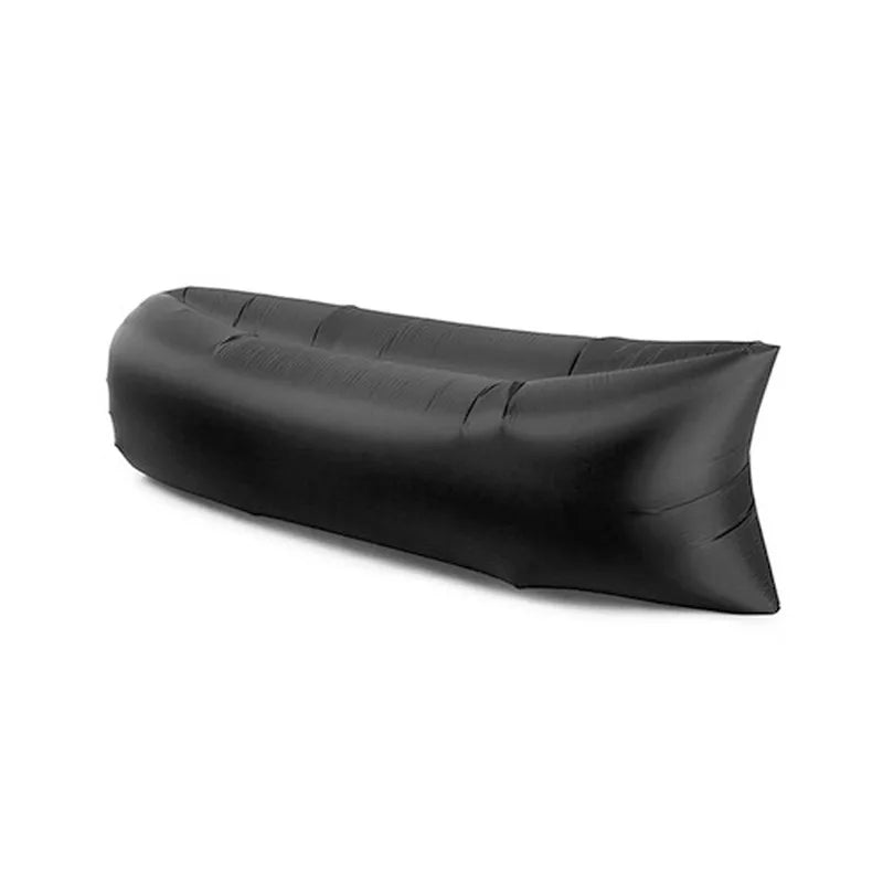 Sofá cama inflável preto ideal para camping, parte do equipamento de acampamento leve