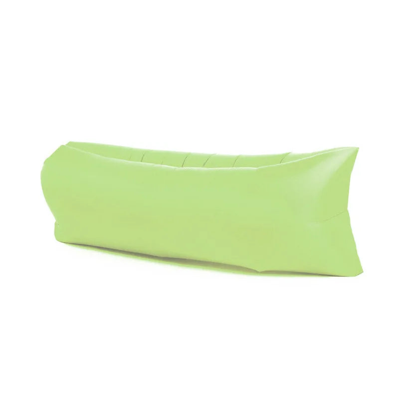 Sofá cama inflável verde claro, ideal para camping como equipamento de acampamento leve