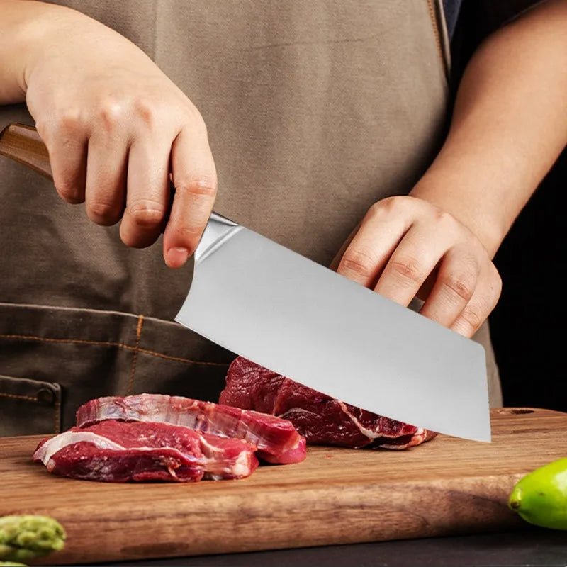 Facas de chef profissional cortando carne em uma tábua de madeira com precisão e segurança