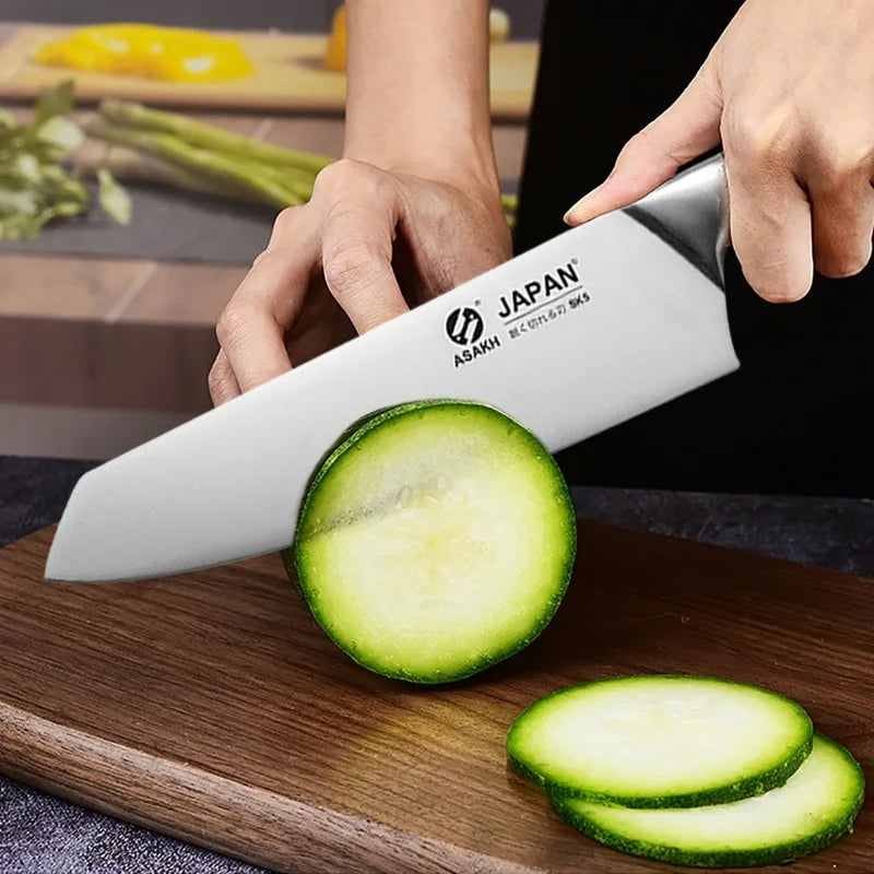 Facas de chef profissional cortando pepino em uma tábua de madeira na cozinha