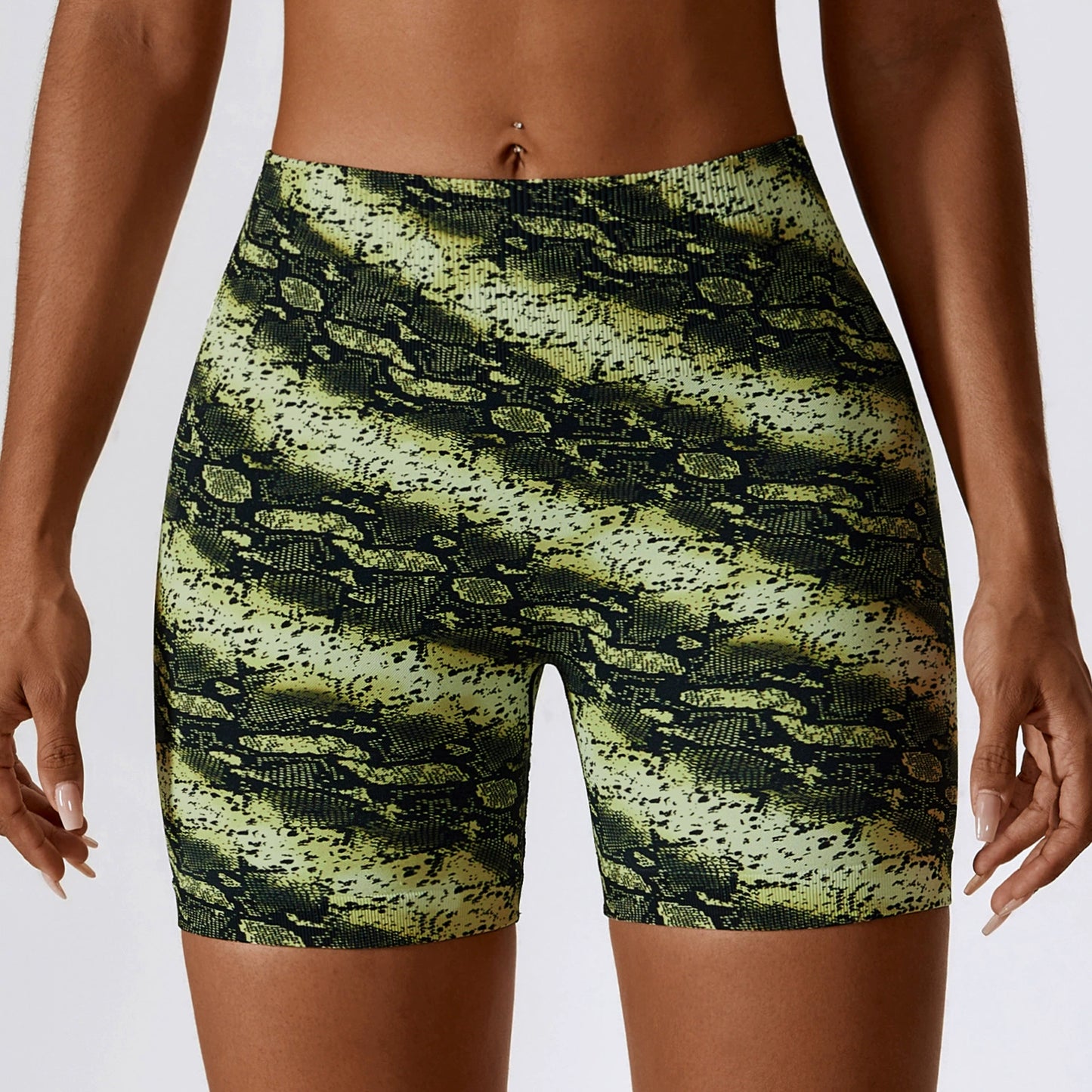 Shorts fitness feminino com estampa verde e detalhes em preto, ideal para atividades físicas e conforto