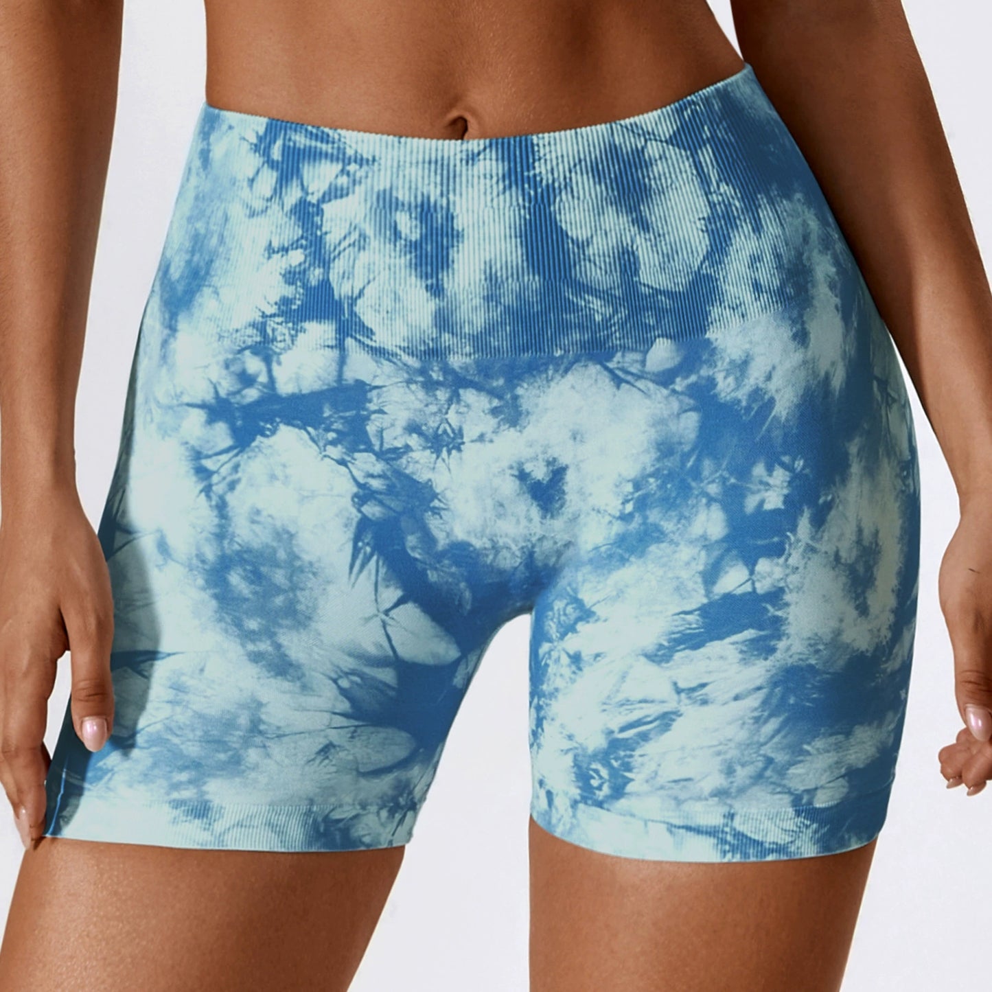 Shorts fitness feminino em azul com estampa tie-dye ideal para atividades físicas e conforto