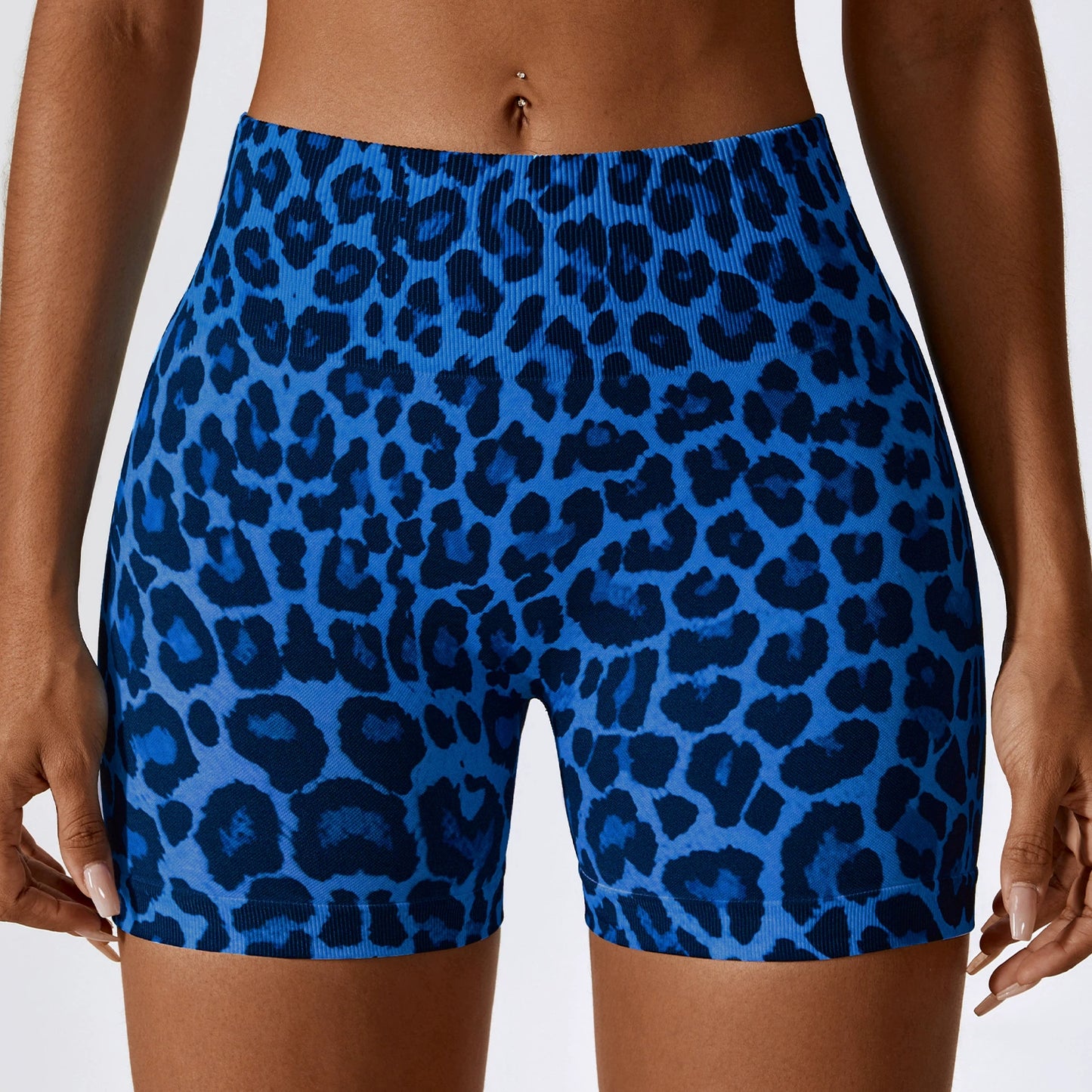 Shorts fitness feminino azul com estampa de onça, design confortável para atividades físicas