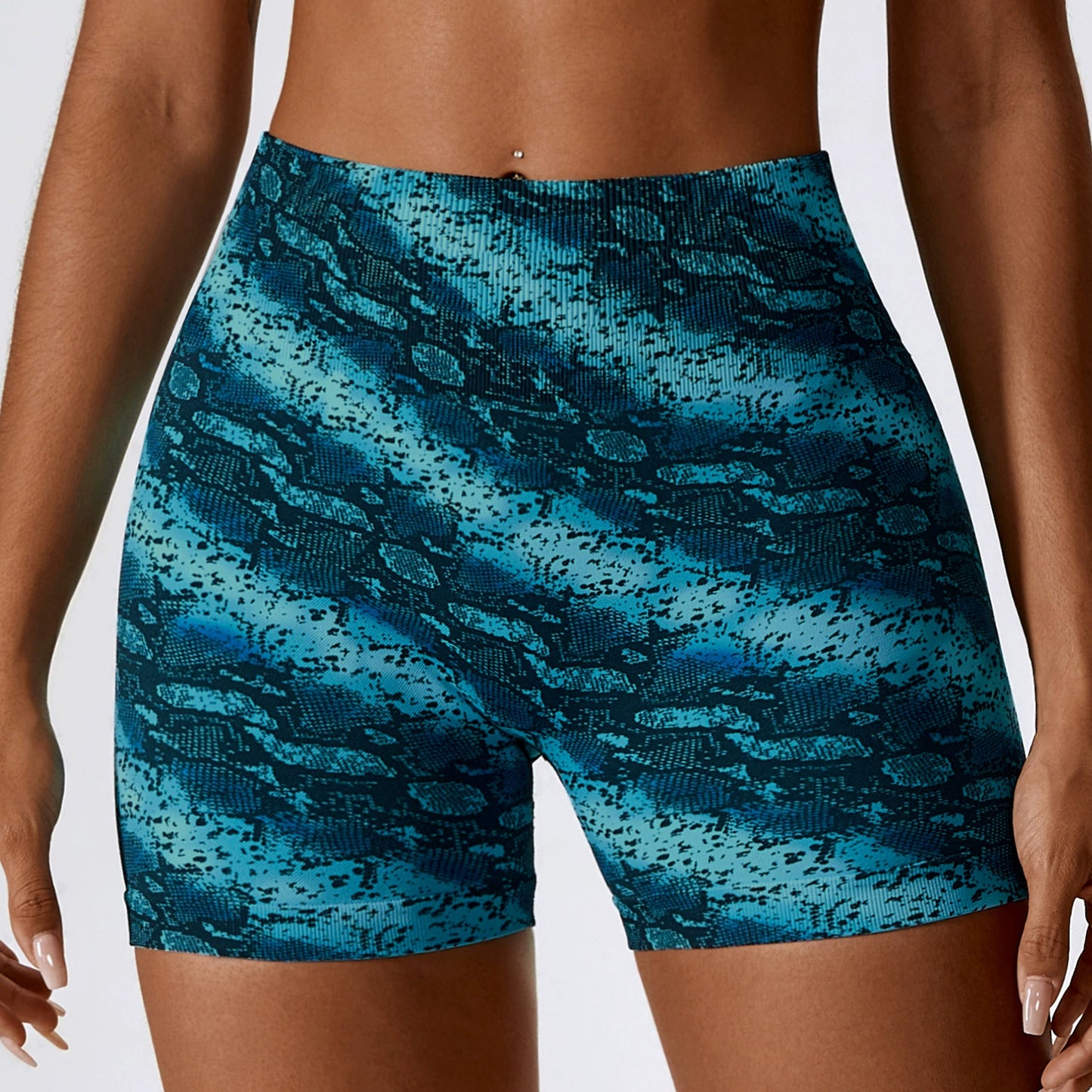 Shorts fitness feminino em estampa de cobra nas cores azul e verde, ideal para exercícios e conforto.