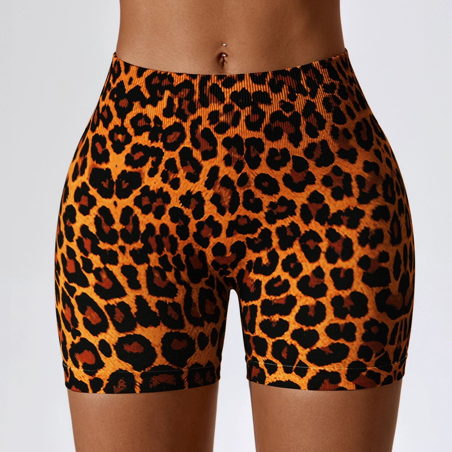 Shorts fitness feminino em estampa de onça, ideais para treinos e atividades físicas.