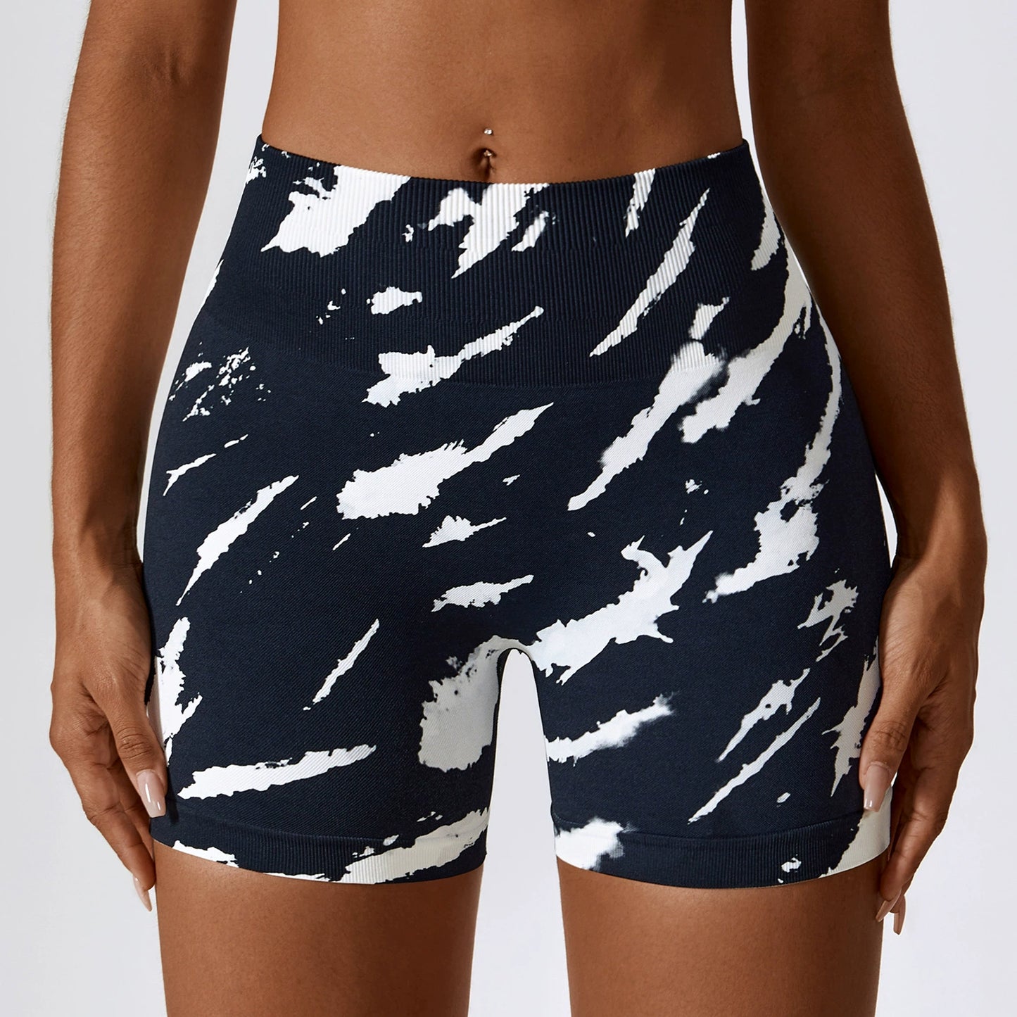 Shorts fitness feminino em estampa preta e branca, ideal para atividades físicas e conforto