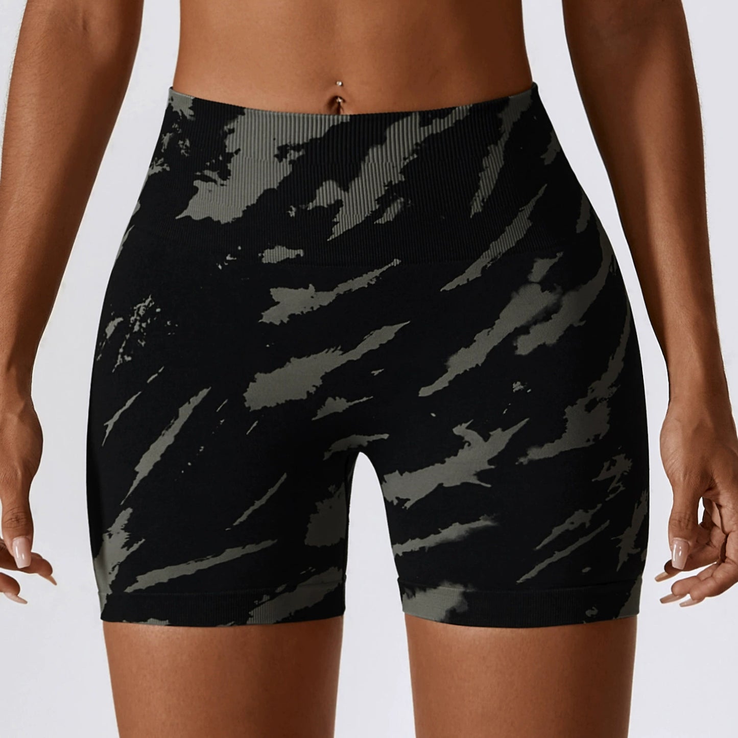 Shorts fitness feminino com estampa em preto e verde para atividades de alta performance