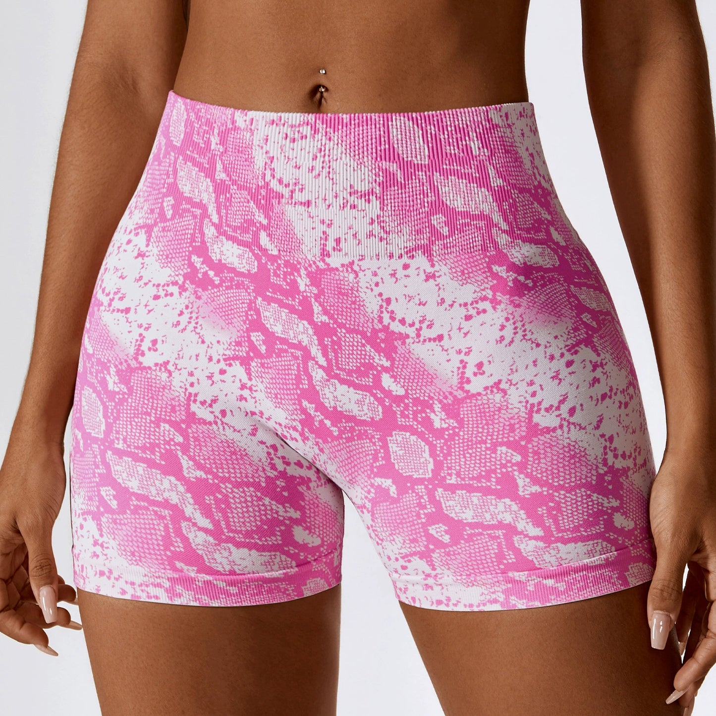 Shorts fitness feminino rosa com estampa de cobra, ideal para atividades esportivas e conforto diário