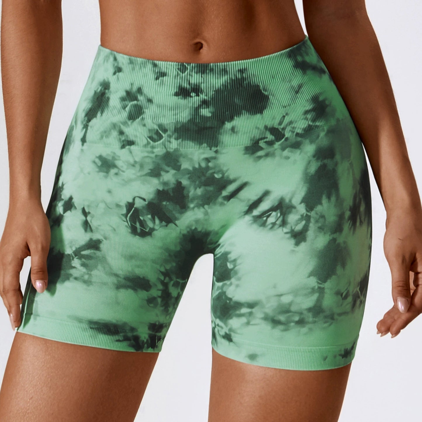 Shorts fitness feminino em verde com estampa de tie-dye para conforto durante exercícios