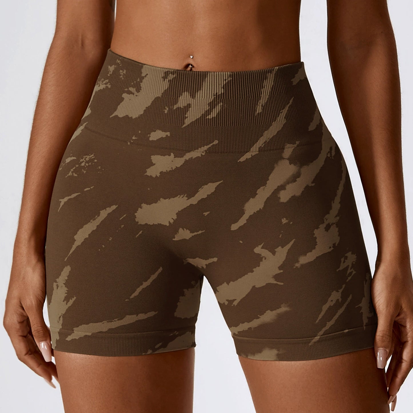 Shorts fitness feminino em tom verde militar com estampa moderna e cós alto para conforto durante o treino