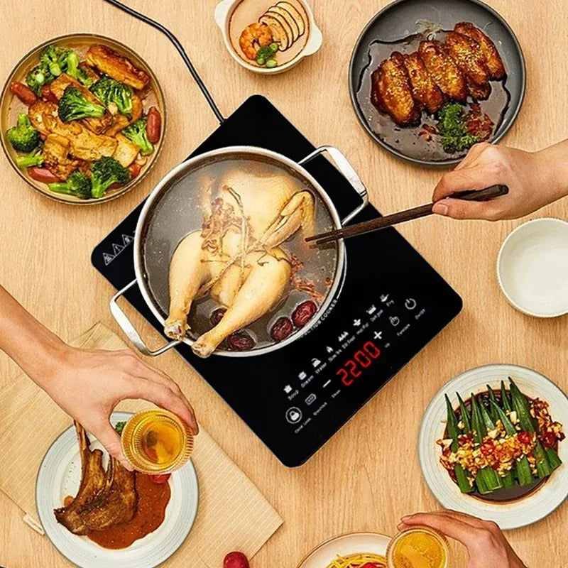 Fogão de indução inteligente CHCYUS em uso com frango e legumes, ideal para cozinhar pratos saborosos